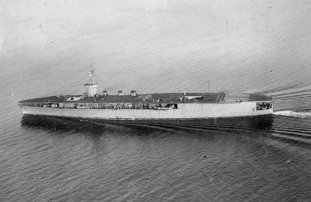 Japanese_aircraft_carrier_H?sh?_Tokyo_Bay.jpg